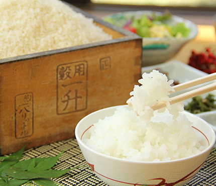 契約農家の自家製の米で炊いたご飯